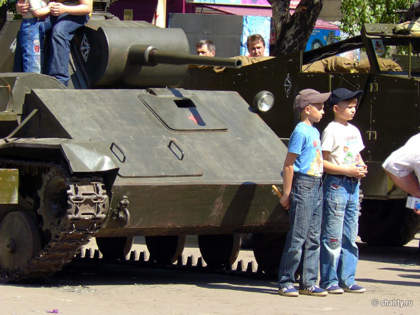 Возле танка Т-70 5 мая 2012 г. в г. Шахты