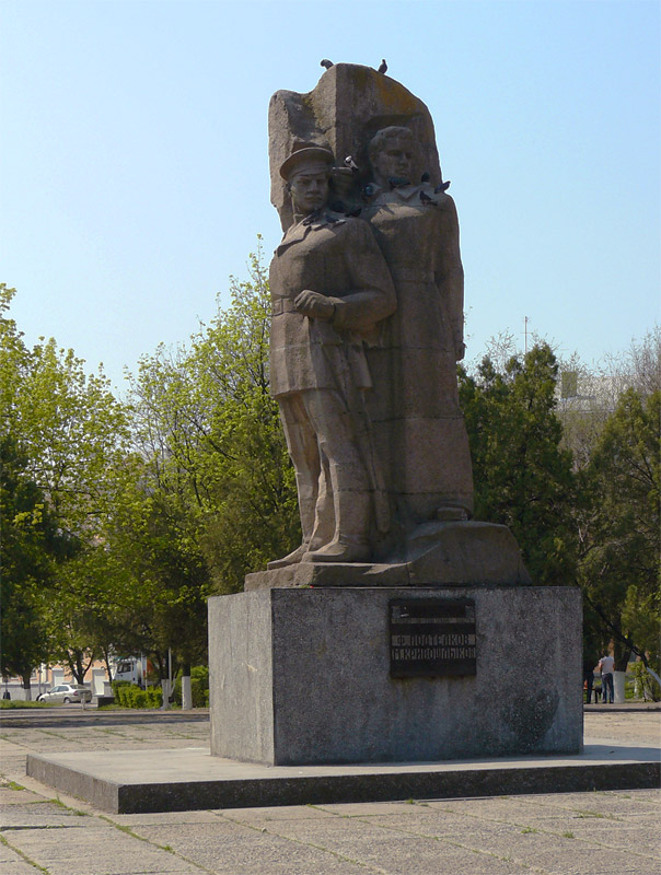 Памятник борцам за Советскую власть - Ф.Подтелкову и М.Кривошлыкову, г Новочеркасск