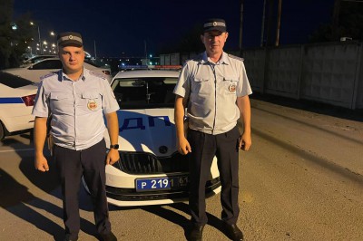 Инспекторы ДПС потушили автомобиль, загоревшийся на трассе в Ростовской области