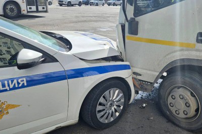 Инспекторы ДПС в Ростове столкнулись с автомобилем JAC