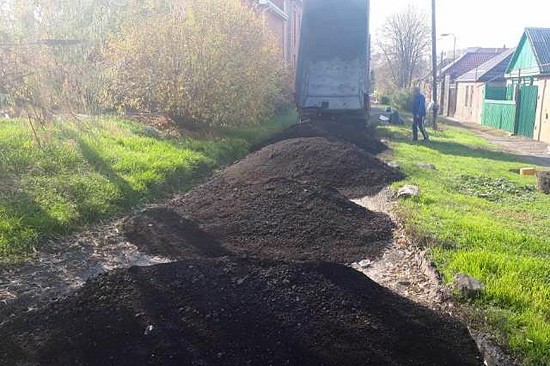 В г. Шахты отсыпали асфальтовой крошкой дорогу по улице Кирова
