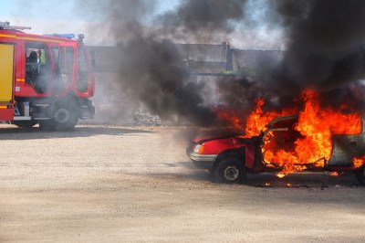 В Шахтах загорелся автомобиль ВАЗ на улице Маяковского