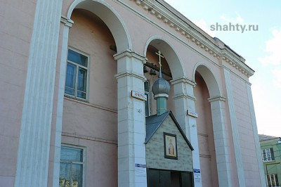 Нравы жителей г. Шахты: справить нужду перед храмом или на остановке