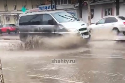 «Озеро» в Шахтах на улице Советской расстраивает водителей и пешеходов