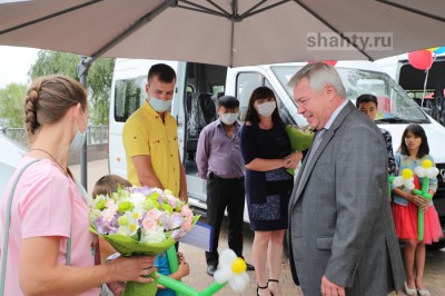 Многодетной семье из Шахт подарили микроавтобус