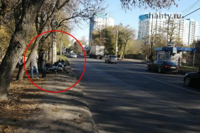 Разбился мотоциклист, врезавшись в бордюр в Ростове