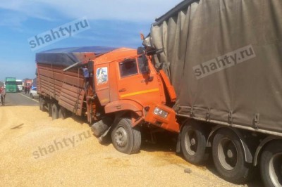 Погиб водитель зерновоза в ДТП с пятью автомобилями в Ростовской области