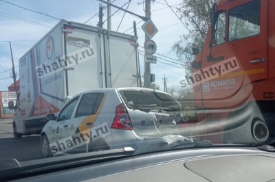 Невезение: в Шахтах машину такси смяло Камазом и Газелью