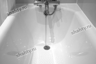 Погибла от удара током 13-летняя девочка в Ростовской области, уронив в воду телефон