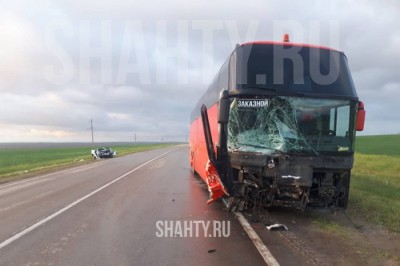 Не стало водителя легковушки, влетевшего в автобус с туристами в Ростовской области