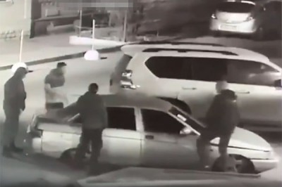 Хулиганы справили нужду на заниженную машину и сломали зеркала [Видео]