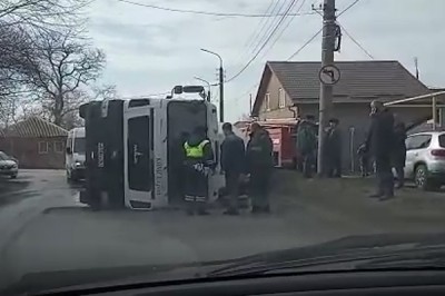 В г. Шахты перевернулся автобетоносмеситель (миксер-бетономешалка)
