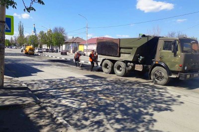 В г. Шахты продолжают ямочный ремонт и наносят дорожную разметку