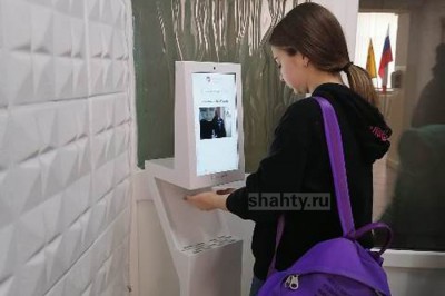 Школы в Шахтах получают устройства для дезинфекции рук и измерения температуры