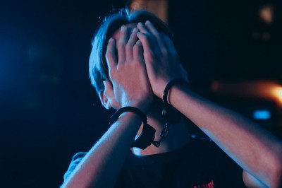 Грабитель толкнул 92-летнюю старушку, та упала в подвал и погибла