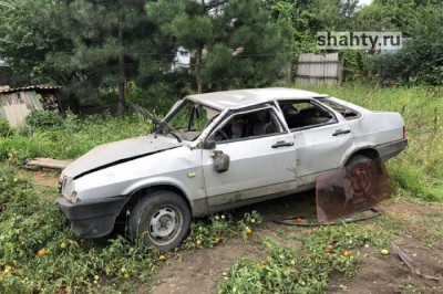 Под Шахтами отказали тормоза, машина проломила забор: пострадал 3-летний малыш