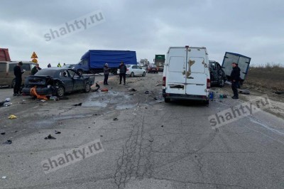 Автоледи не пропустила фуру при перестроении и устроила массовое ДТП