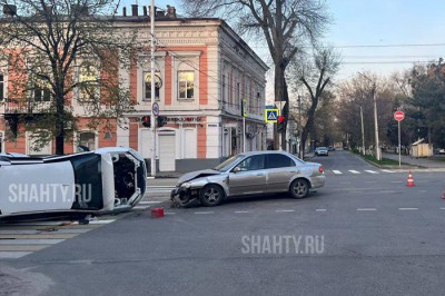 Опрокинулась «Лада»: Kia Spectra проехала на красный в Новочеркасске