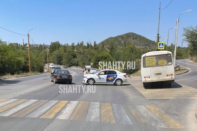 Такси попало в ДТП в Шахтах на дороге центр — Артем