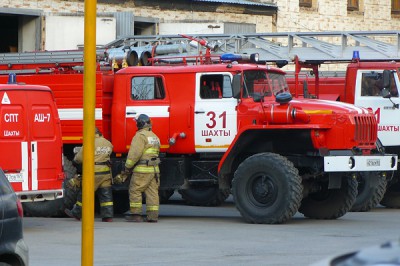 В Шахтах сгорело очередное бесхозное строение — теперь на Майском