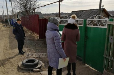 В Шахтах к десяти должникам домой заявились приставы с налоговиками