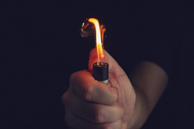 Муж поджег 46-летнюю супругу в Ростовской области, облив бензином из канистры