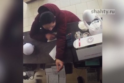 В Шахтах мошенница завладела золотым кольцом, заговорив зубы продавщице