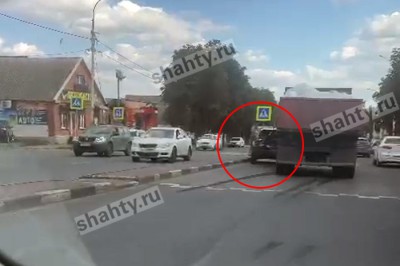 В Шахтах Камаз протаранил кроссовер на улице Советской