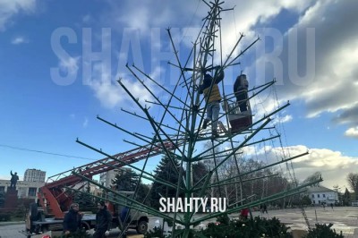 Демонтировали городскую елку в Батайске: ее накренил ветер