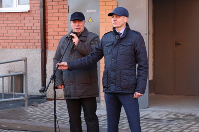 В Шахты приехал губернатор и вручил ключи от квартир, но не жильцам