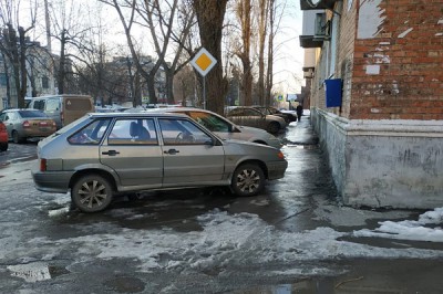 В г. Шахты горожане боятся ходить под балконами на улице Ленина в районе УВД
