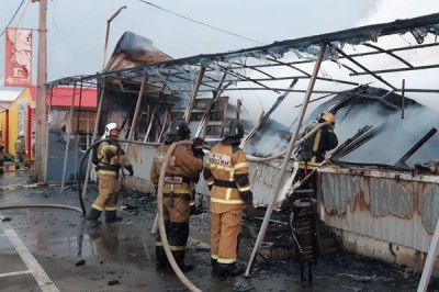 Пожар уничтожил торговые павильоны на рынке «Атлант» на площади 680 кв. метров