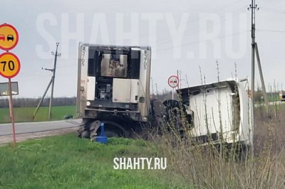 На трассе под Шахтами столкнулись легковушка и фура: перевернулся седельный тягач