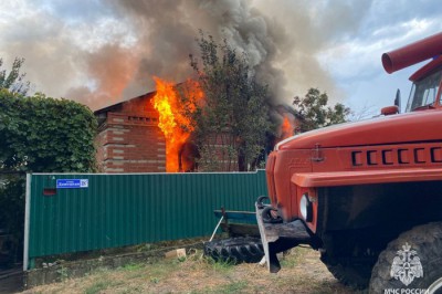 Пострадала женщина: молния попала в дом в хуторе Апаринском