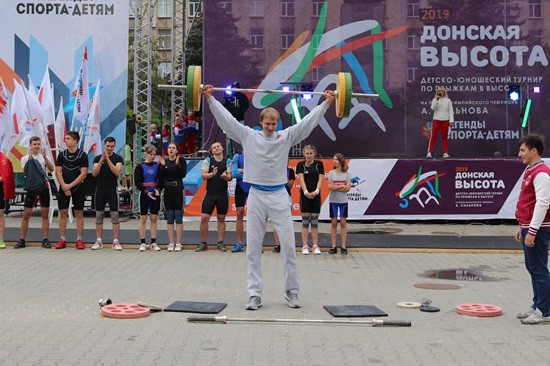 В г Шахты Андрей Сильнов выжал штангу 100 кг на глазах олимпийских чемпионов