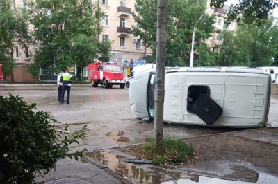 Опрокинулась «Газель» после столкновения с Hyundai Accent в Каменске-Шахтинском
