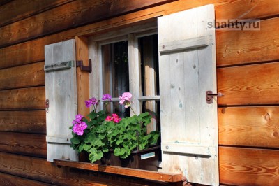 В г. Шахты сломали ставни и обокрали дом