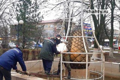 В Шахтах начали украшать город к новогодним праздникам