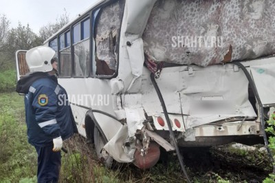Пострадала 19-летняя девушка: в автобус ПАЗ влетел МАЗ в Ростовской области