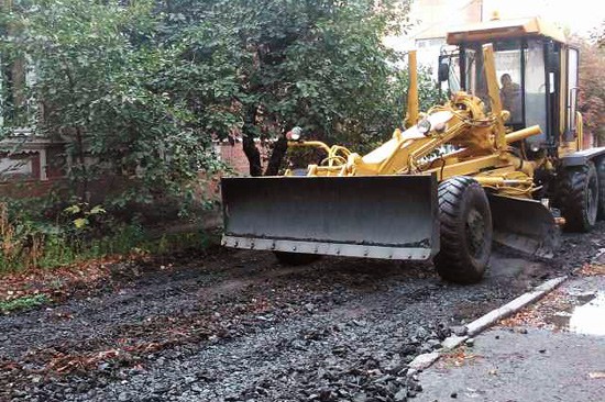 В г. Шахты породой отсыпали дорогу на проспекте Красной Армии