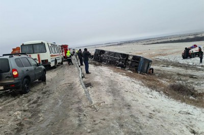 Под Шахтами опрокинулся автобус с людьми: двое погибли, трое пострадали