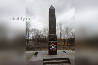 Скотчем отремонтировали памятник в Ростовской области