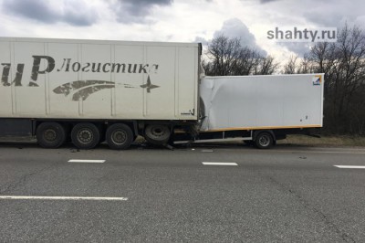 Погиб водитель грузовика, врезавшись в фуру MAN на обочине трассы М-4