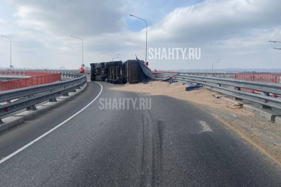 Опрокинулся тонар: наполнитель для кошачьих туалетов высыпался на трассу под Ростовом