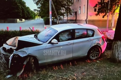 Бэха влетела в дерево: пострадал 17-летний подросток в Ростовской области