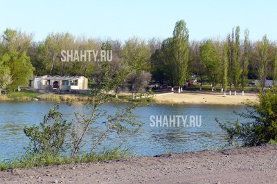 Человек пошел купаться в Шахтах — украли телефон из рюкзака на берегу