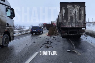 Погиб водитель: столкнулись четыре грузовика на трассе М-4 «Дон» в Ростовской области