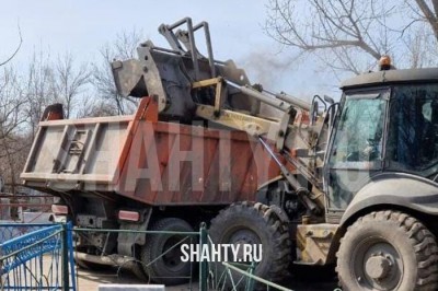 В г. Шахты вывозят мусор с восьми кладбищ