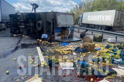 Перевернулся грузовик с фруктами на 1019-м км трассы М-4 в сторону г. Шахты