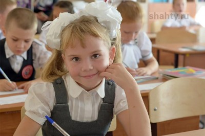 Семьи в Шахтах начали получать школьные выплаты на детей от 6 до 18 лет